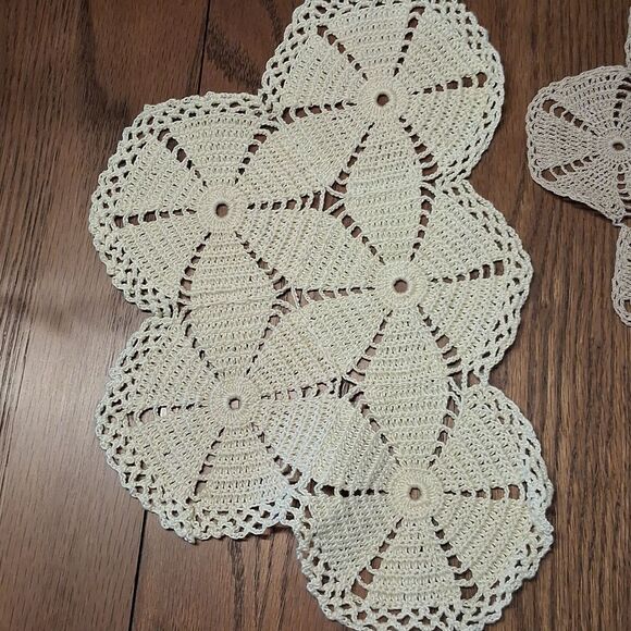 Set of 4 Elegant Crochet flower pattern Lace Doilies Set, cream. tan. & white. - Picture 5 of 5